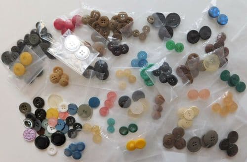 Mixed buttons assorted mainly vintage over 800g Job lot A